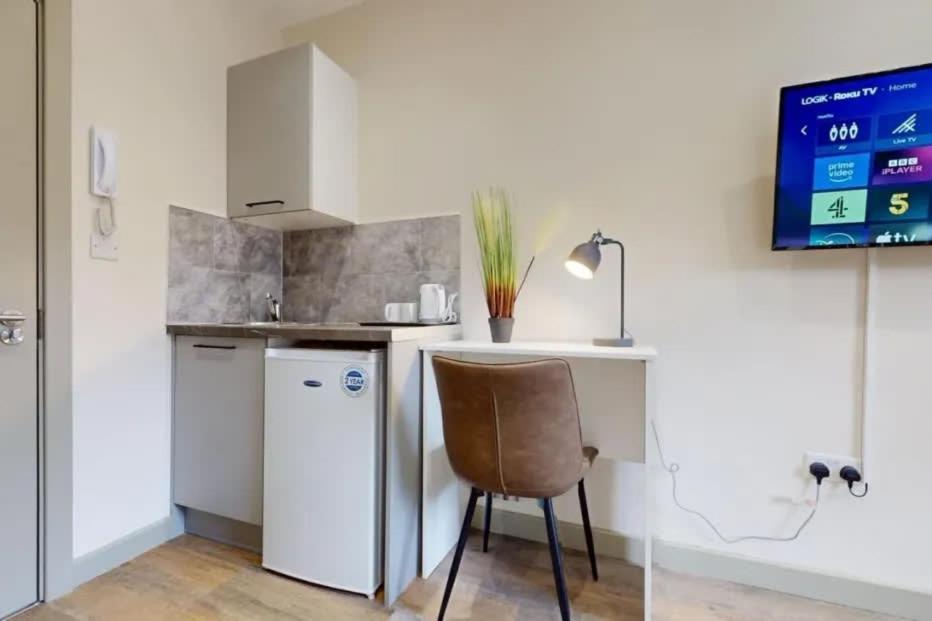 Netflix Heart Of Battersea Wd Self Check-in Desk *